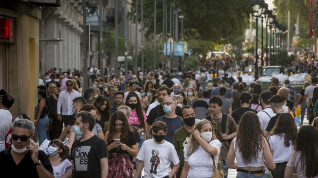 europapress-3201305-20-june-2020-spain-barcelona-people-wearing-face-masks-walk-along-the
