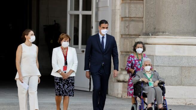 Araceli Hidalgo, la primera vacunada, junto a su familia y Pedro Sánchez. Araceli Hidalgo, la primera vacunada, junto a su familia y Pedro Sánchez.