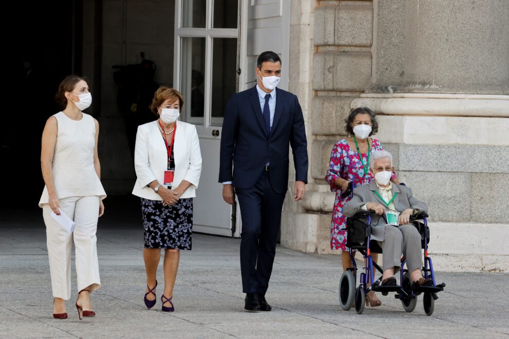 Araceli Hidalgo, la primera vacunada, junto a su familia y Pedro Sánchez.