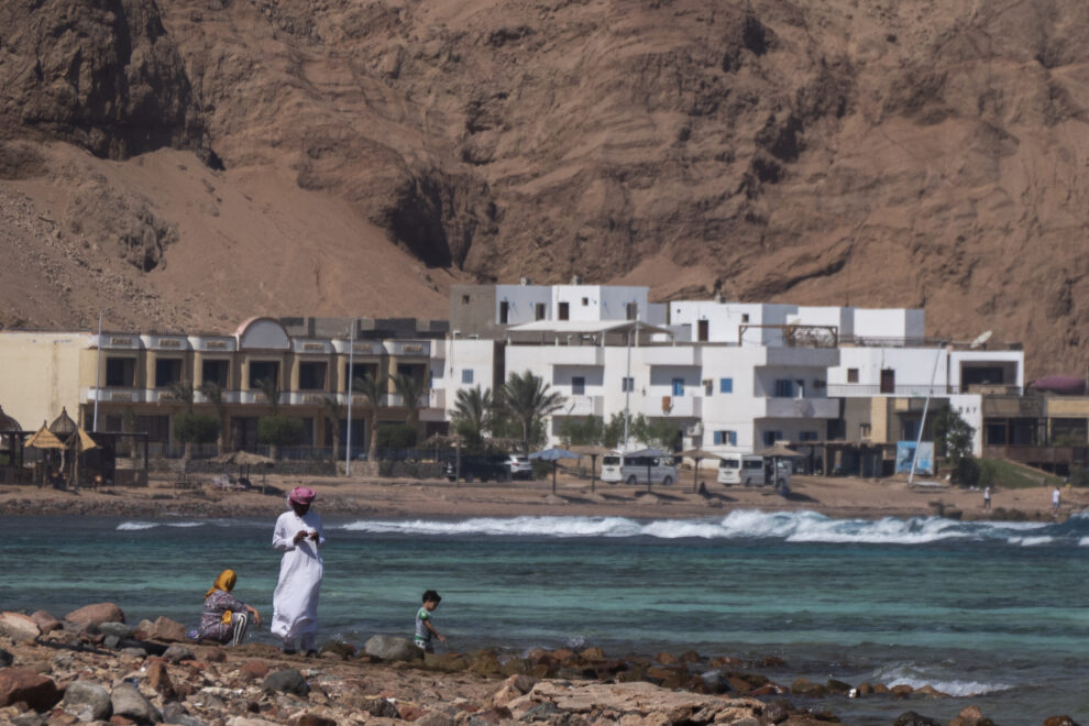 Familia local en una playa de los alrededores de Dahab