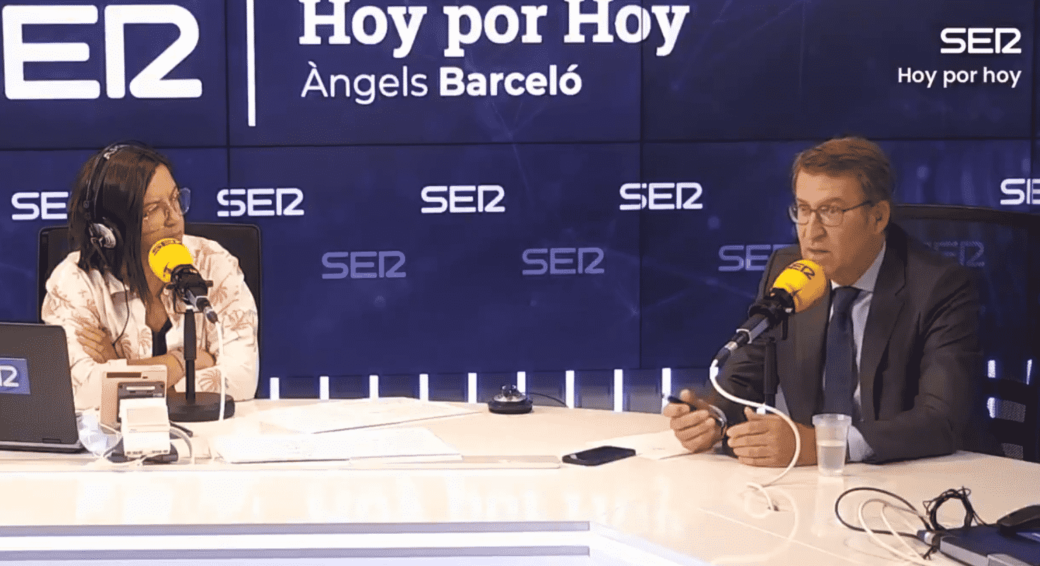 Angel Barceló (i) y Alberto Núñez Feijoó (d) en Hoy por Hoy de la Cadena SER