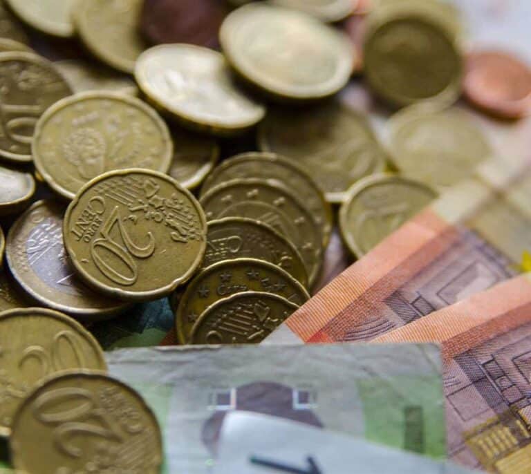 Los jóvenes y mayores de 64 años prefieren el efectivo