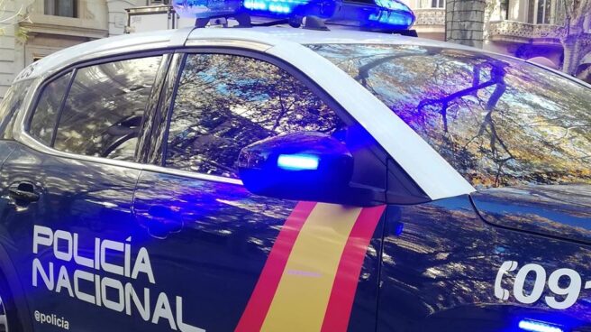 Condenados a 20 años los tres hombres que violaron a una joven a la salida de una discoteca en Barcelona Un coche de la Policía Nacional.