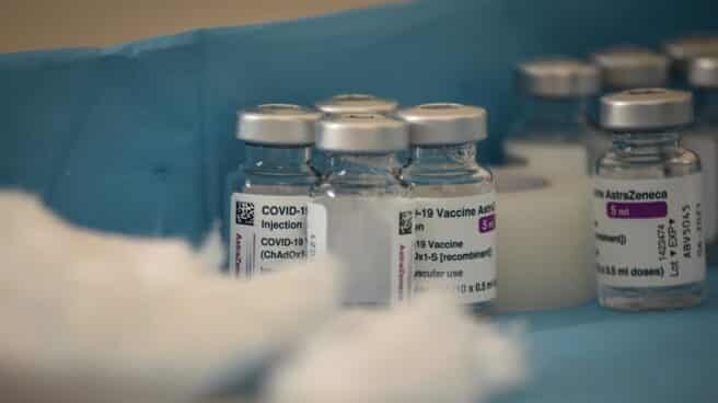La vacuna española de Hipra pasa a fase dos del ensayo clínico Varios viales con la vacuna de AstraZeneca contra la Covid-19.
