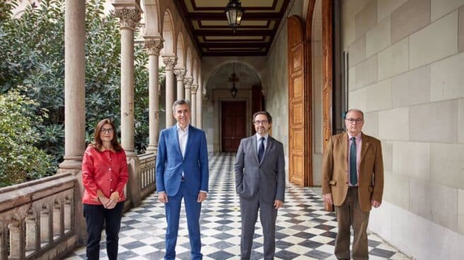 Susana Puig (directora de la Cátedra UB-ISDIN LIVE YOUNG), Juan Naya (ceo de ISDIN), Joan Guàrdia (rector de la UB) y Antoni Trilla (decano de la Facultat de Medicina de la UB)