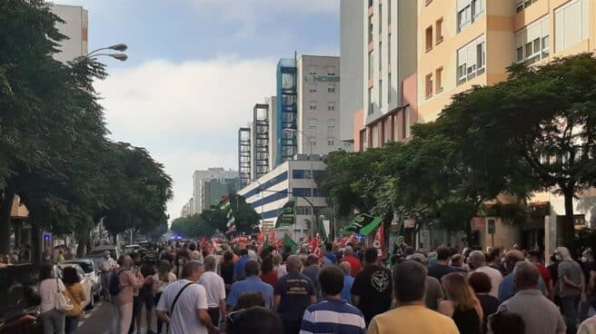 Más de 2.000 personas se manifiestan contra el cierre de Airbus en Puerto Real y por el mantenimiento del sector