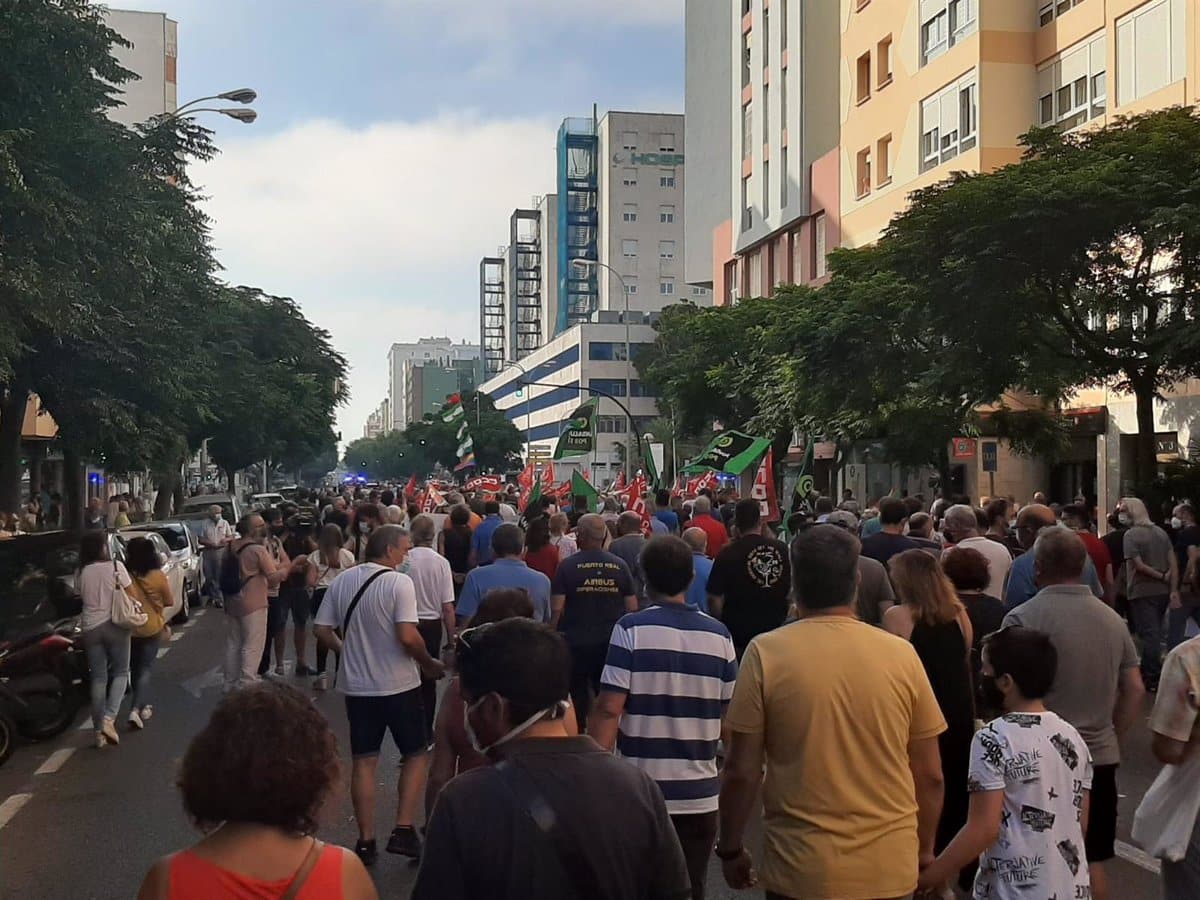 Más de 2.000 personas se manifiestan contra el cierre de Airbus en Puerto Real