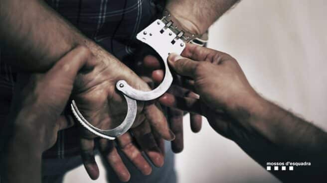 Una madre condenada a seis meses de prisión por falsear un informe médico para evitar las visitas del padre a su hijo Imagen de archivo de un detenido esposado