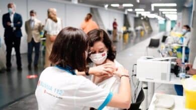 Ayuso se vacuna con Pfizer en el Wizink Center de Madrid