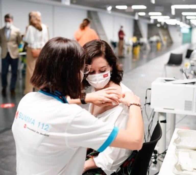 Ayuso se vacuna con Pfizer en el Wizink Center de Madrid
