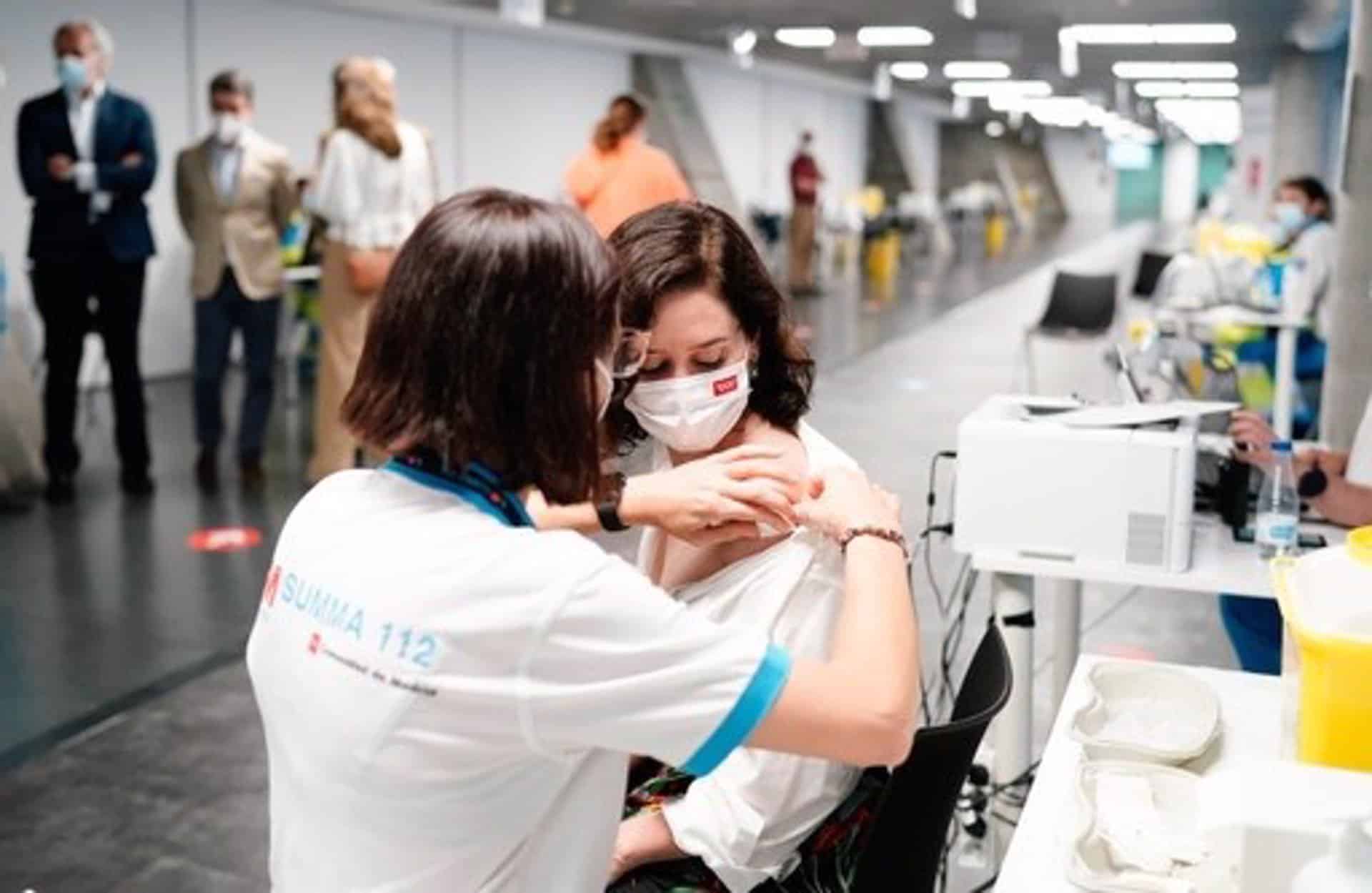 Ayuso se vacuna con Pfizer en el Wizink Center de Madrid