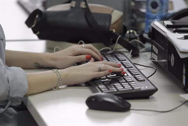 Las mujeres afrontan más tareas domésticas desde el inicio del teletrabajo según un estudio