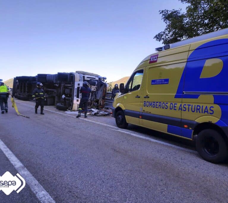 Muere un hombre de 57 años tras volcar el camión que conducía en Asturias
