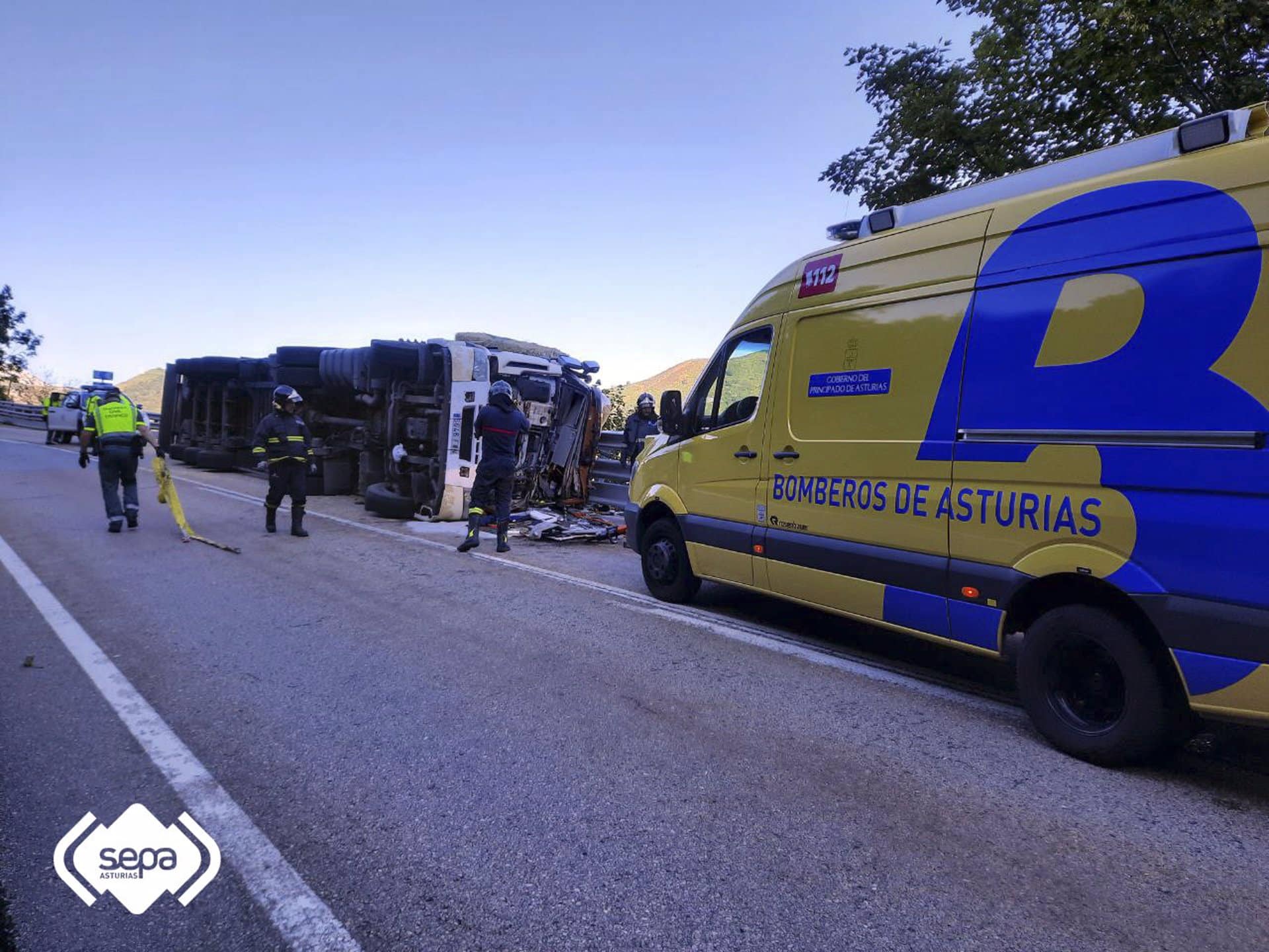 Muere un hombre de 57 años tras volcar el camión que conducía en Asturias