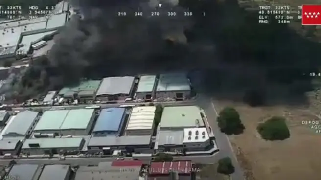 Aparatoso incendio en una nave industrial de Paracuellos de Jarama