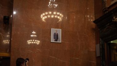 Colau restituye la imagen del Rey "por imperativo legal" y con mascarilla de la república