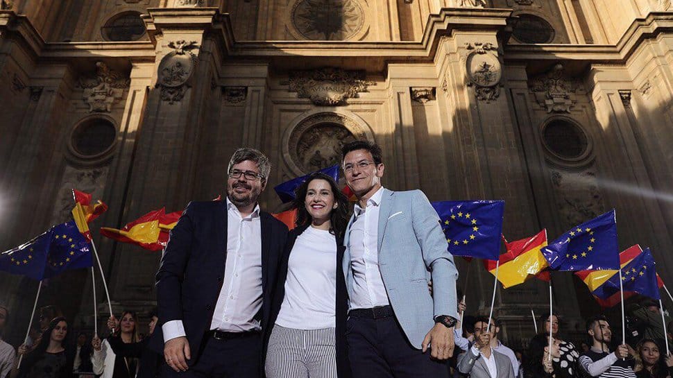 Fran Hervías, Inés Arrimadas y Luis Salvador, en un acto electoral en 2019 en. el centro de Granada