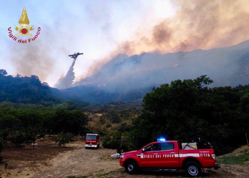 Los bomberos tratan de acabar con uno de los incendios de Sicilia.