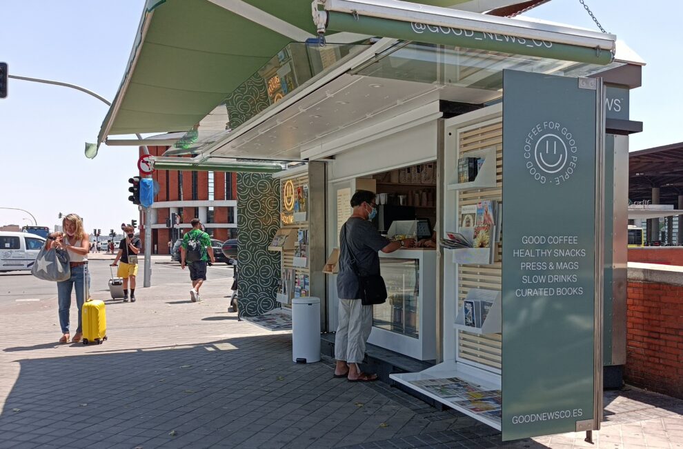 Un hombre adquiere un café en el quiosco GoodNews Coffe, en la zona de Atocha (Madrid).