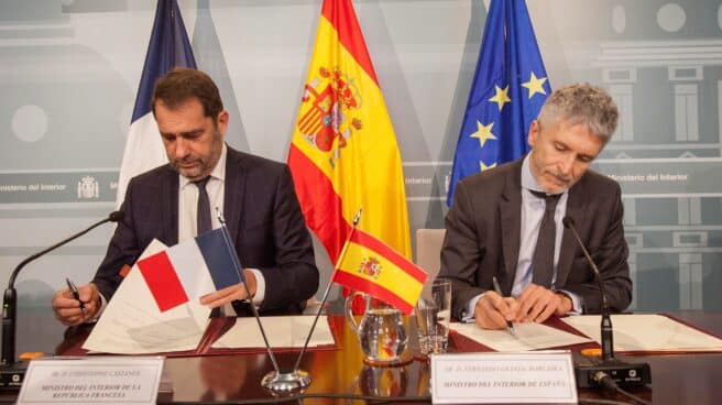 Grande-Marlaska y Christophe Castaner, entonces ministro del Interior francés, en un encuentro en Madrid en 2018.