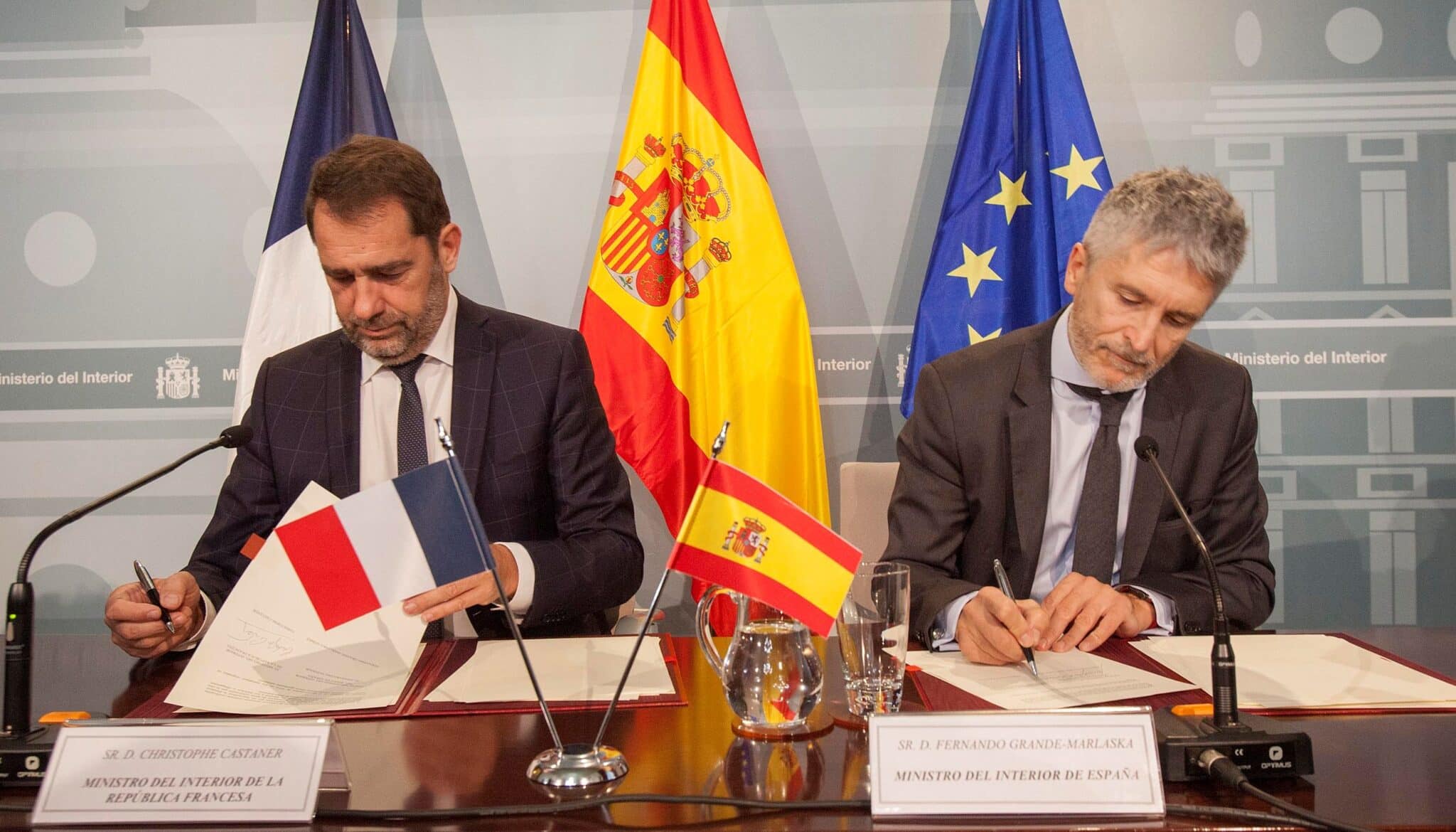 Grande-Marlaska y Christophe Castaner, entonces ministro del Interior francés, en un encuentro en Madrid en 2018.