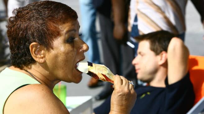 Mujer consumiendo un helado