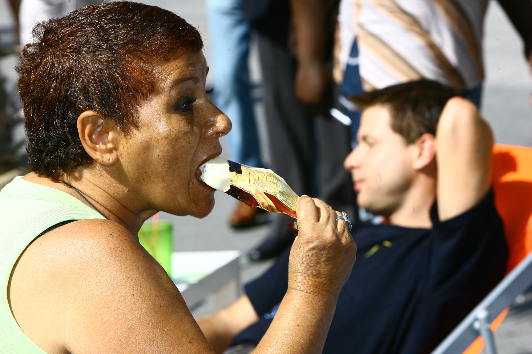 Mujer consumiendo un helado