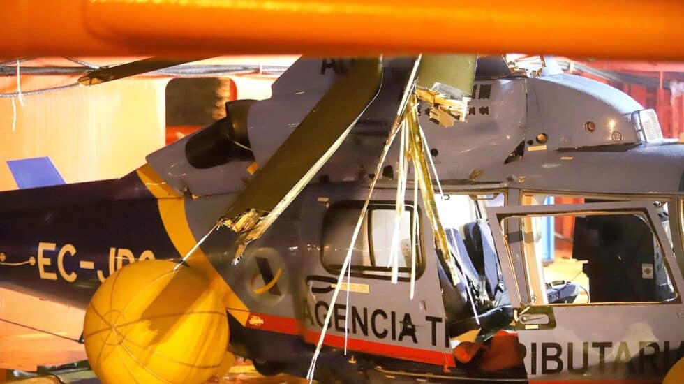 Helicóptero de Aduanas, recuperado tras estrellarse en el Estrecho persiguiendo a los narcos.