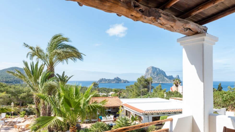 Vista del peñón de Es Vedrá desde el Hotel Petunia de Ibiza.