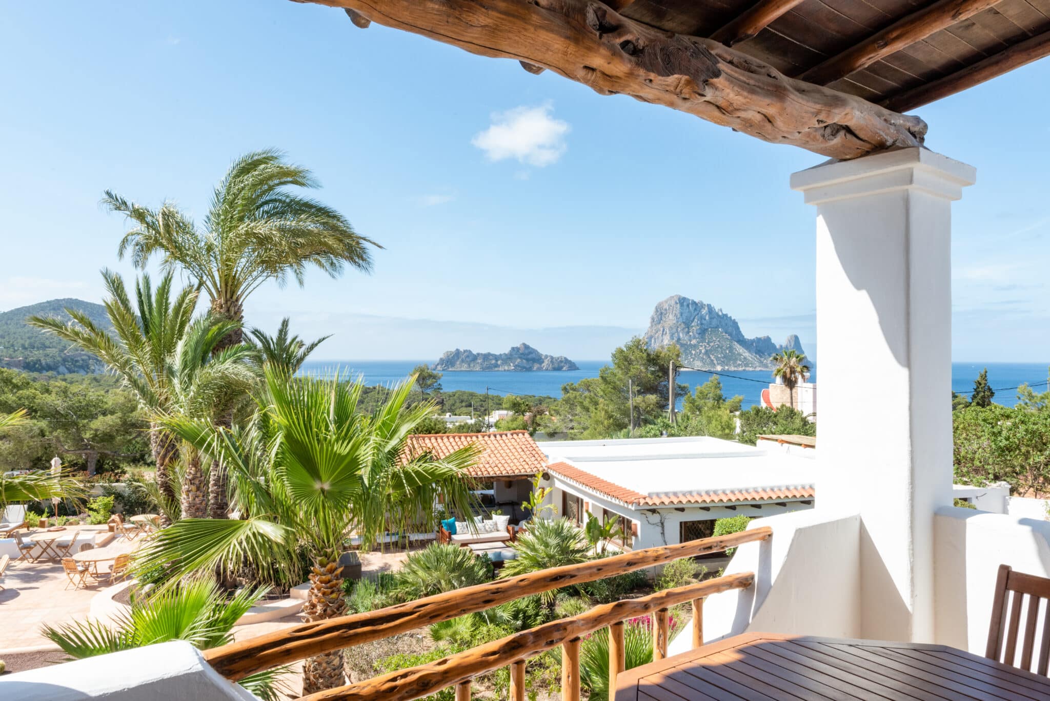 Vista del peñón de Es Vedrá desde el Hotel Petunia de Ibiza.