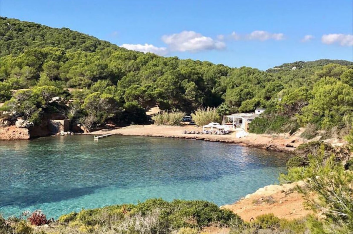 Te ofrecemos una selección de cinco planes que te enamorarán aún más de Ibiza en este verano de 2021.