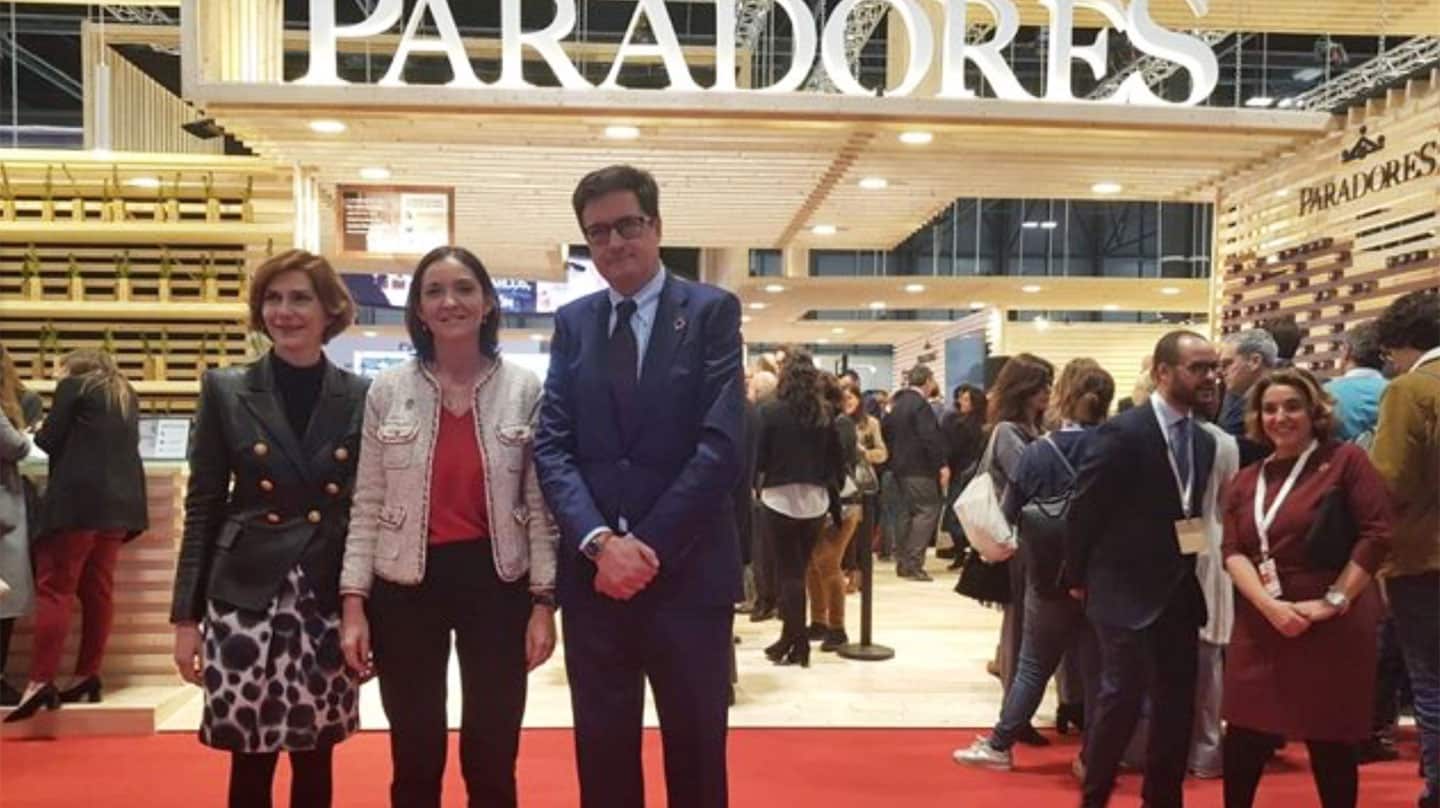 Isabel Oliver, la ministra Reyes Maroto y Óscar López, en Fitur 2021.