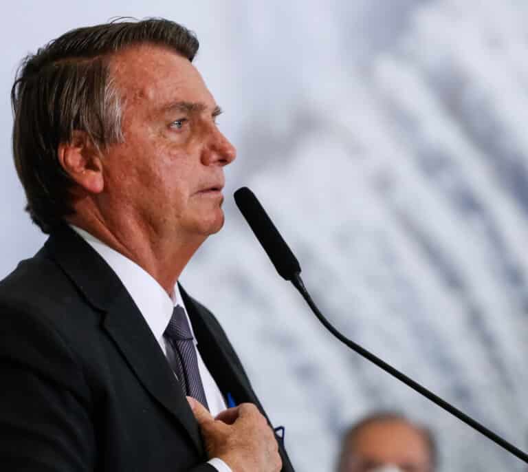 Ingresan a Jair Bolsonaro por dolores abdominales
