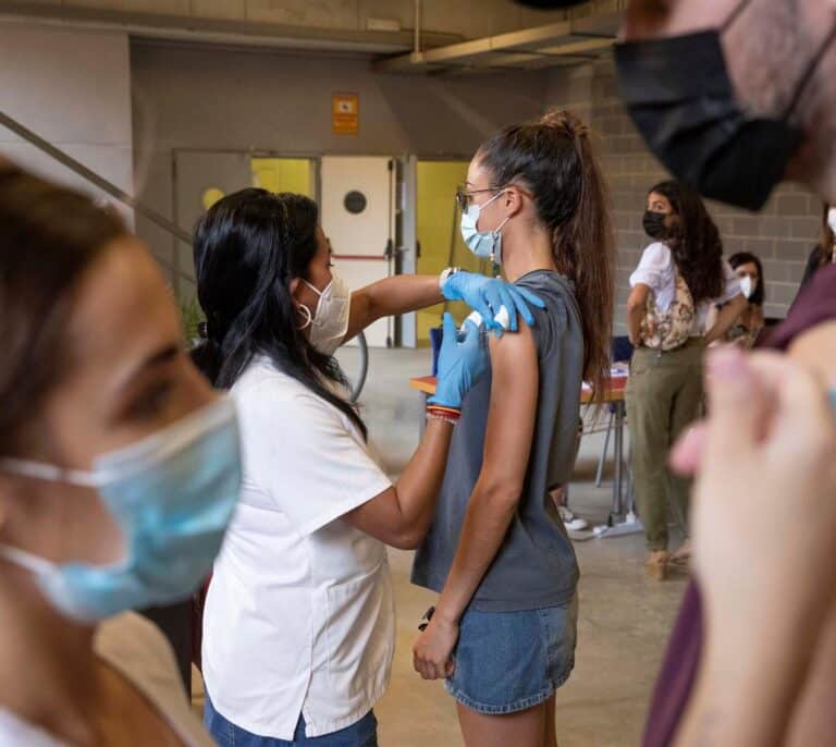 Por qué los jóvenes sólo reciben las vacunas de Pfizer y de Moderna