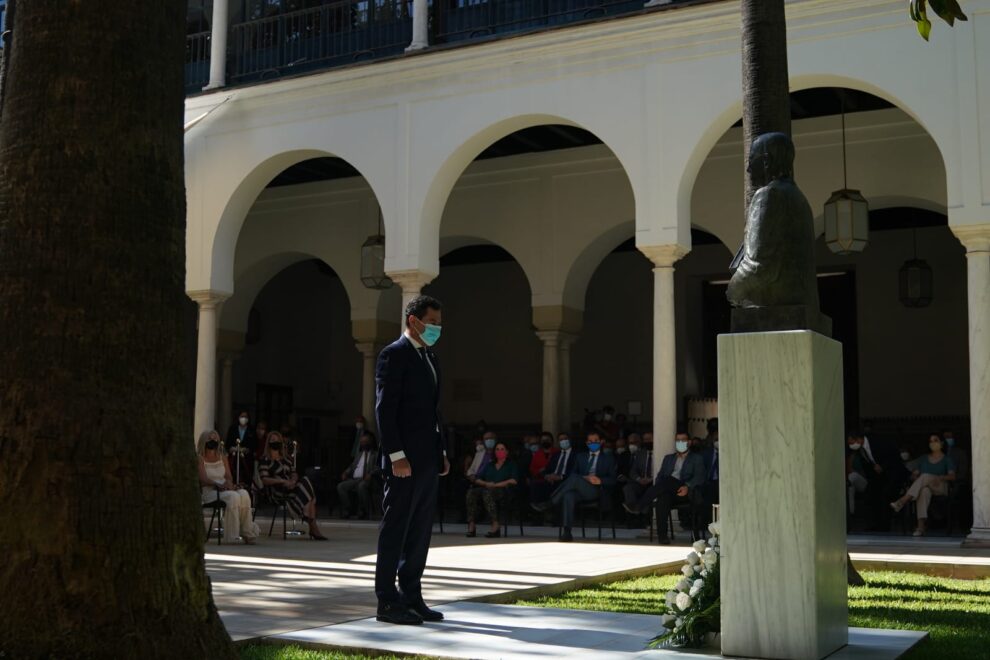 Moreno Bonilla el pasado lunes en el Parlamento andaluz frente a la escultura de Blas Infante