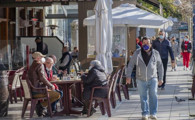 España suma 44 muertes  y registra su incidencia más baja desde agosto de 2020