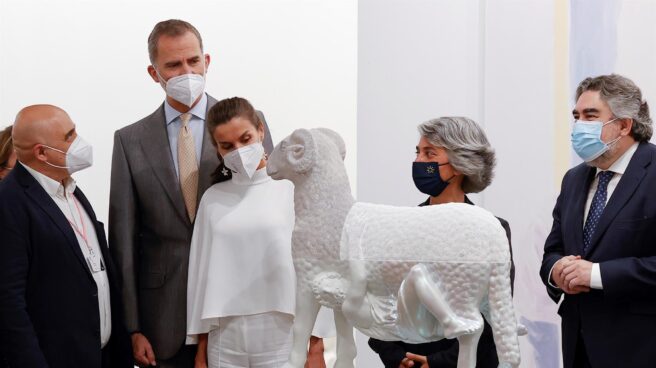 La reina Letizia, de blanco en ARCO. La reina Letizia, de blanco en ARCO.