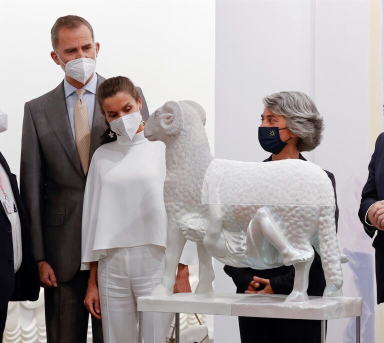 La semana de la reina Letizia: desdibujada con la ONU, de blanco en ARCO y el vídeo mal hecho