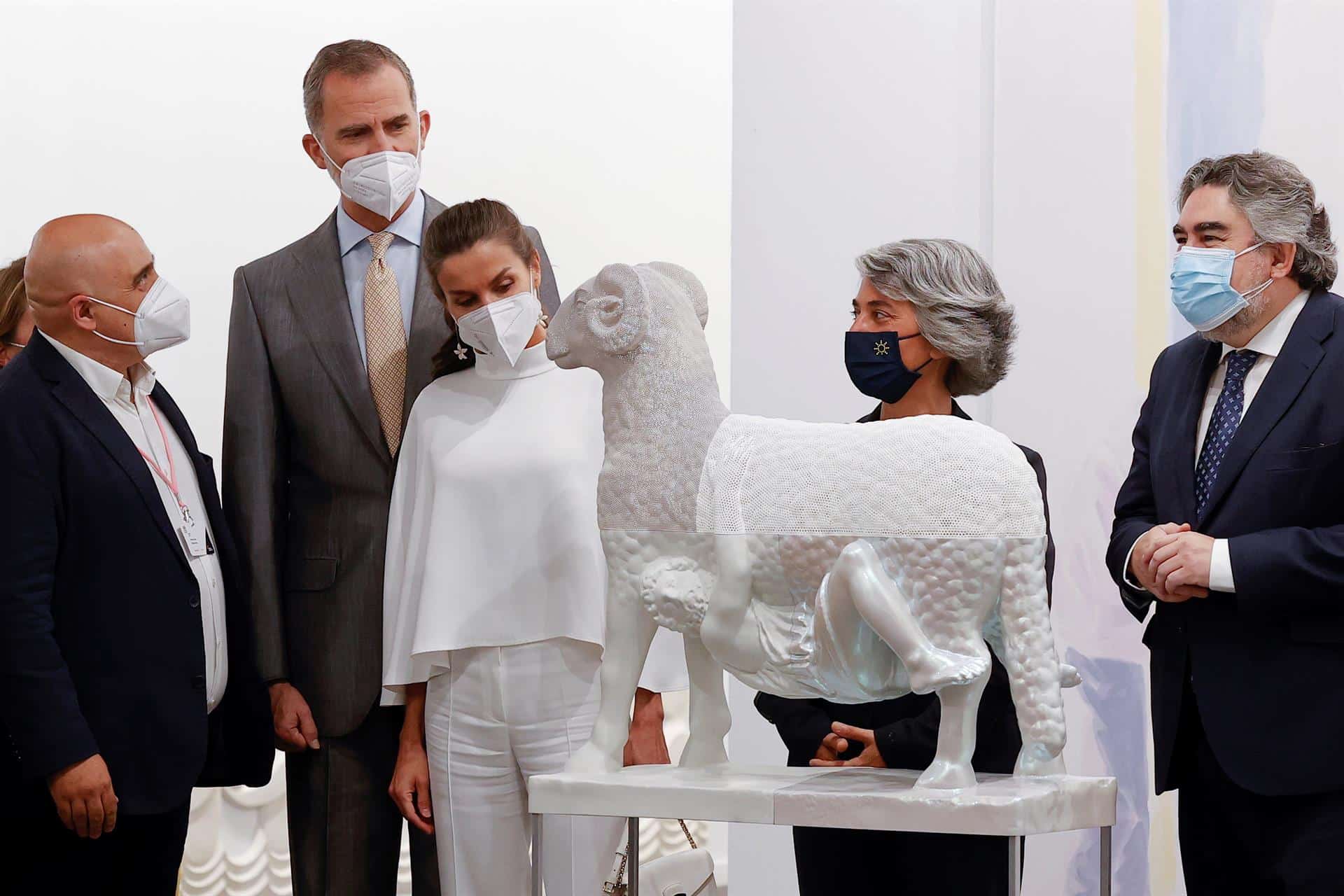 La reina Letizia, de blanco en ARCO.