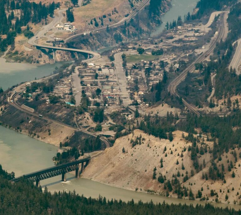 La doble tragedia de Lytton: el pueblo de Canadá que llegó a 50ºC queda arrasado por un incendio