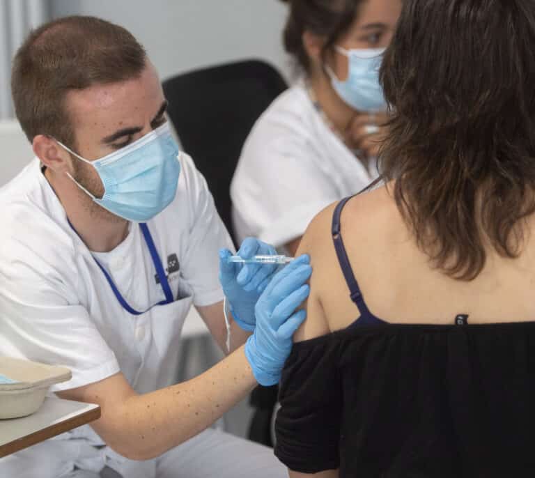 Qué pasa con el stock de Pfizer: así va a cambiar el calendario de vacunas