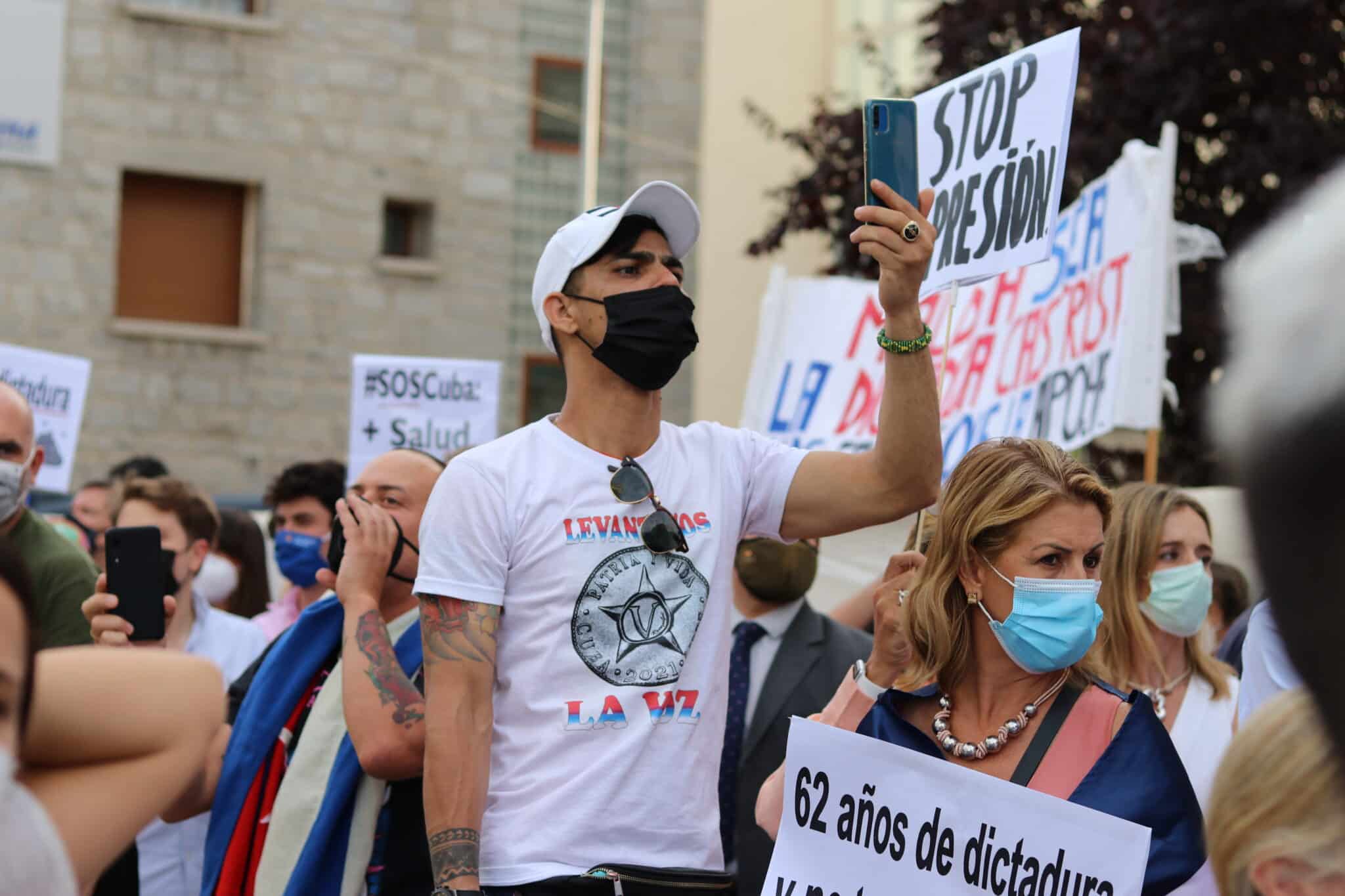 Manifestante cubano en la protesta este miércoles frente a la embajada cubana en Madrid