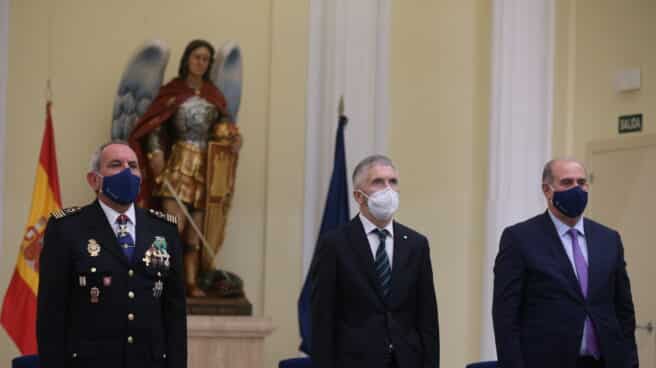 audiencia-nacional-anula-medallas-pensionadas-mandos-policiales El ministro Grande-Marlaska, flanqueado por el DAO (izquierda) y el director general de la Policía.