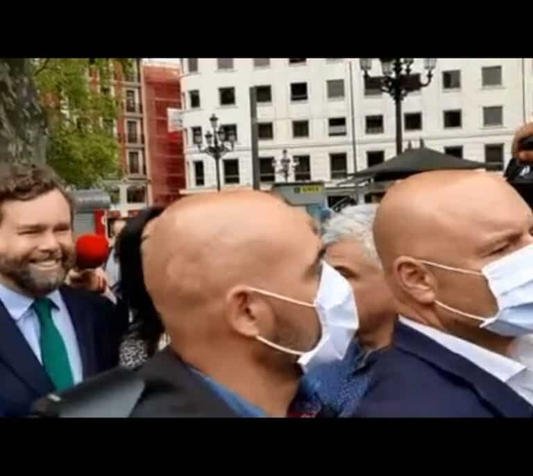 "¿Que los Menas cobran 4.000 euros? ¡Eres un racista, no hay más españoles que en mi familia!"