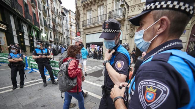 Varios agentes de policía vigilan el arranque de los ‘No Sanfermines en Pamplona.