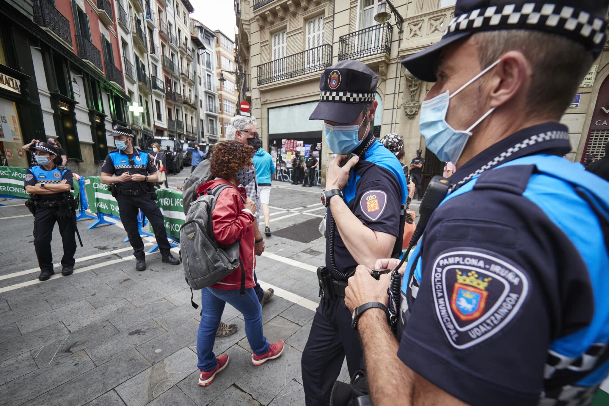 Varios agentes de policía vigilan el arranque de los ‘No Sanfermines en Pamplona.