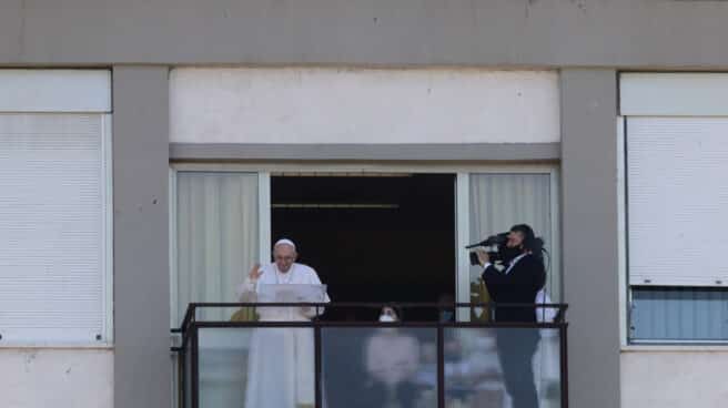 El papa Francisco durante el rezo del ángelus desde el hospital Policlinico Gemelli, donde permaneció ingresado