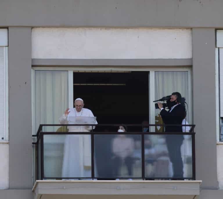 El Papa recibe el alta hospitalaria y vuelve al Vaticano