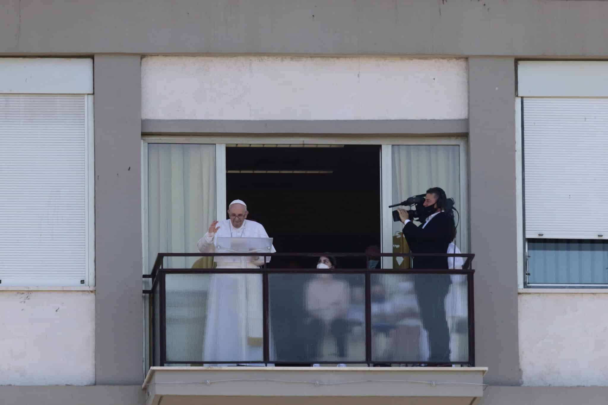 El papa Francisco durante el rezo del ángelus desde el hospital Policlinico Gemelli, donde permaneció ingresado