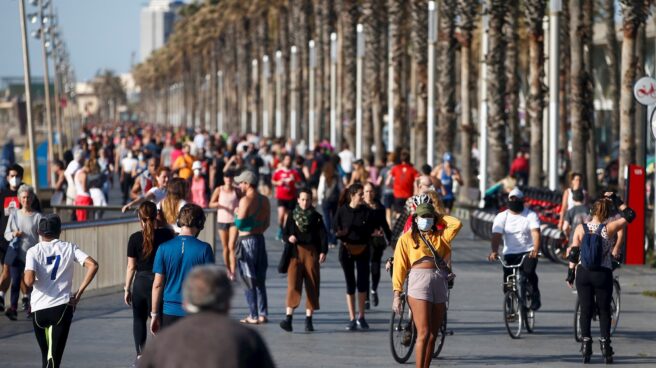 Los fallecidos bajan a 10 y la incidencia sube a 469 con 26.390 nuevos contagios Paseo marítimo de Barcelona